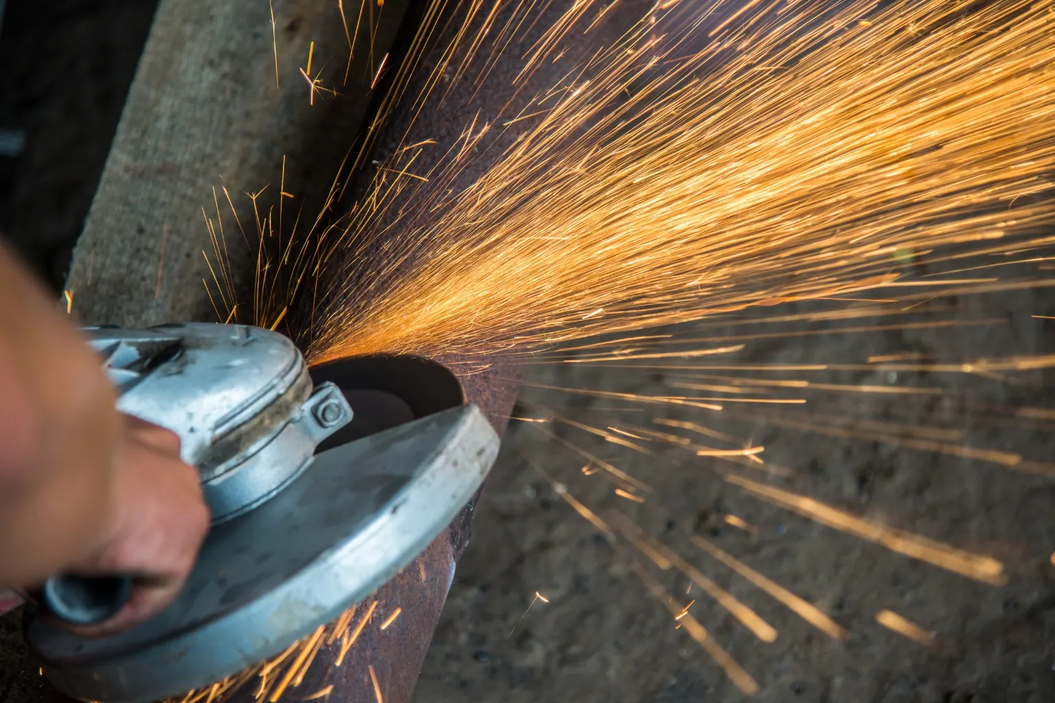 Corte de metal com esmerilhadeira em Caonze, Nova Iguaçu